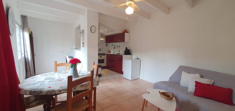 Kitchen or kitchenette, Photo of the whole room, Dining area