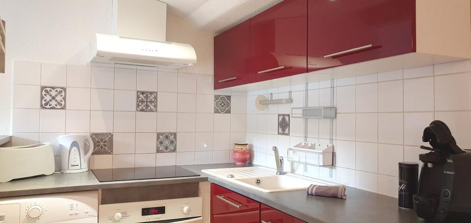 Coffee/tea facilities, Kitchen or kitchenette, oven, stove, toaster