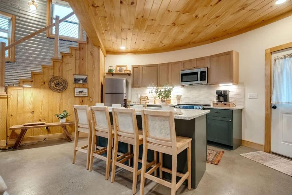 Silo Stay with Pasture Views & Covered Hot Tub House in Chattanooga