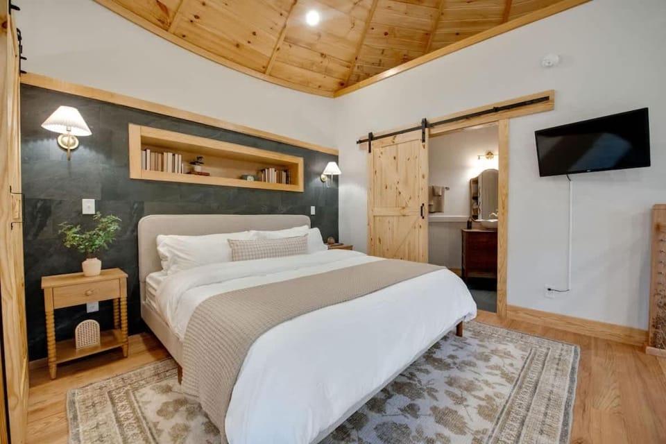 Silo Stay with Pasture Views & Covered Hot Tub House in Chattanooga