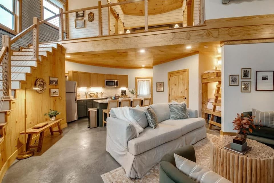 Silo Stay with Pasture Views & Covered Hot Tub House in Chattanooga