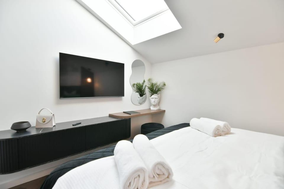 Bed, TV and multimedia, Bedroom, towels