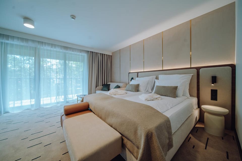 Shower, Bed, Balcony/Terrace, Photo of the whole room, Seating area, flat iron, hair dryier, minibar, air conditioner