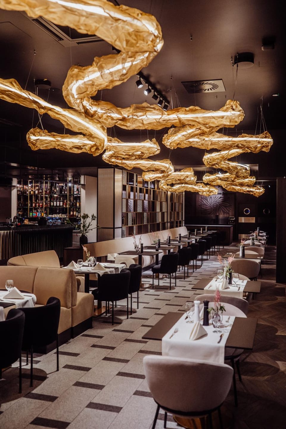 Restaurant/places to eat, Food and drinks, Evening entertainment, Drinks, Alcoholic drinks, Non alcoholic drinks