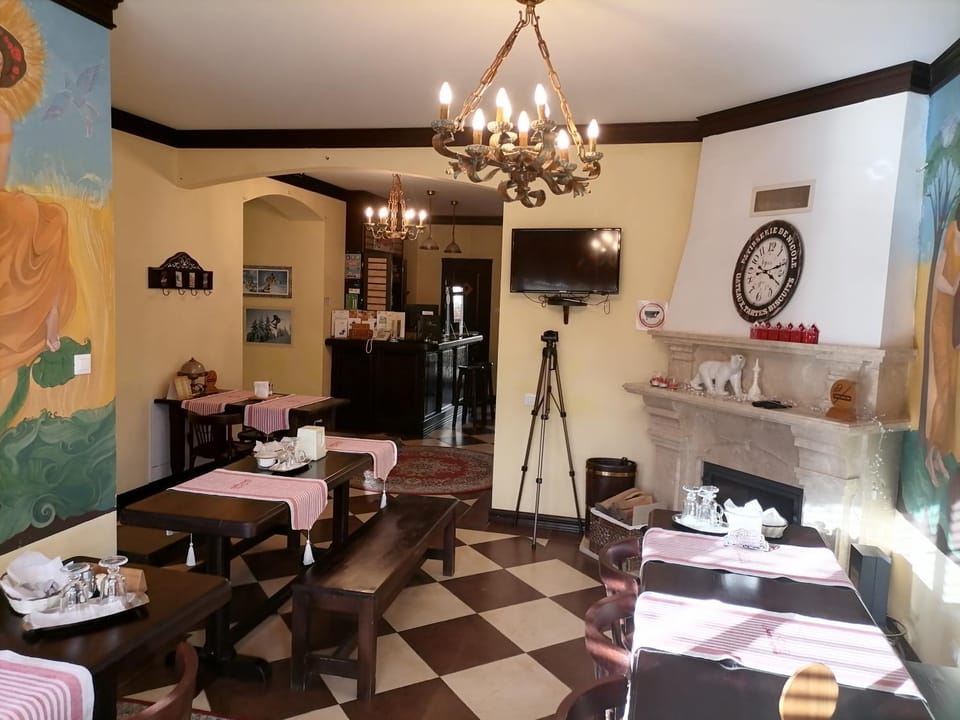 Communal lounge/ TV room, TV and multimedia, Living room, Seating area, Evening entertainment