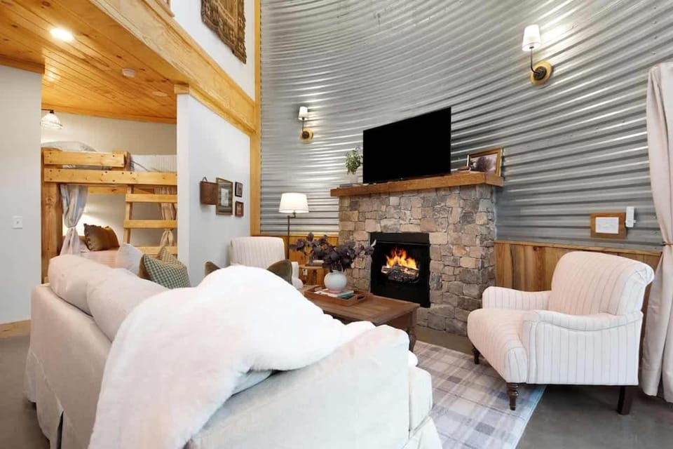 Cozy Farm Silo - Sleeps 4 with Private Hot Tub House in Chattanooga