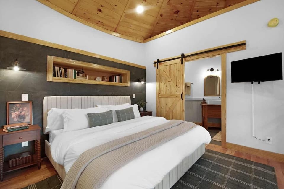 Cozy Farm Silo - Sleeps 4 with Private Hot Tub House in Chattanooga