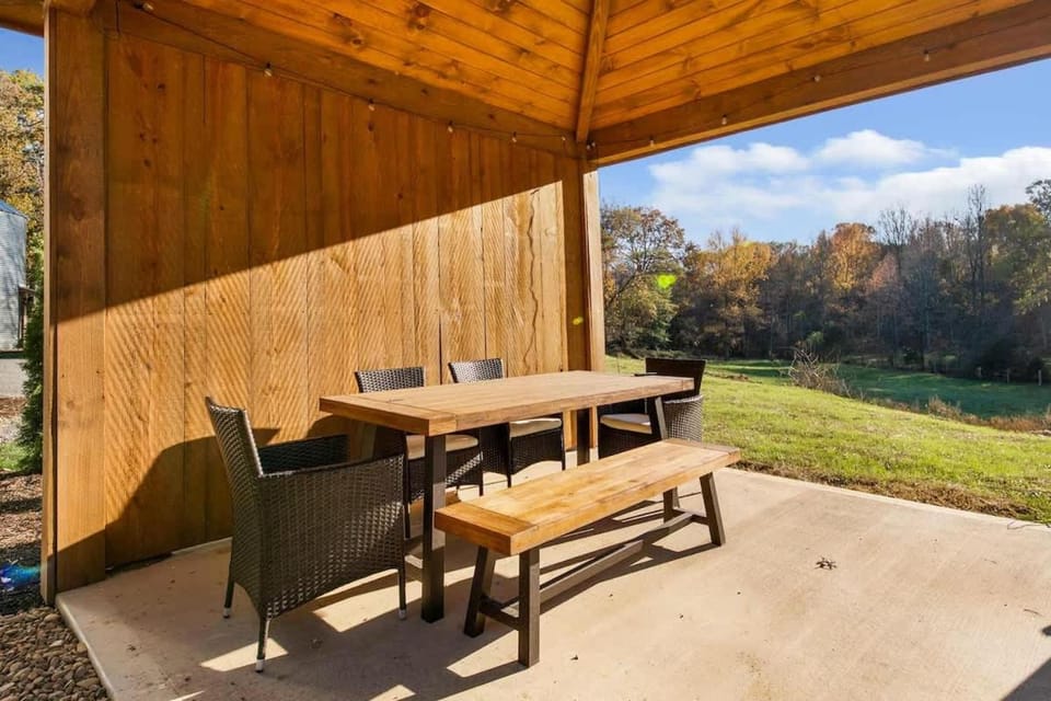 Cozy Farm Silo - Sleeps 4 with Private Hot Tub House in Chattanooga