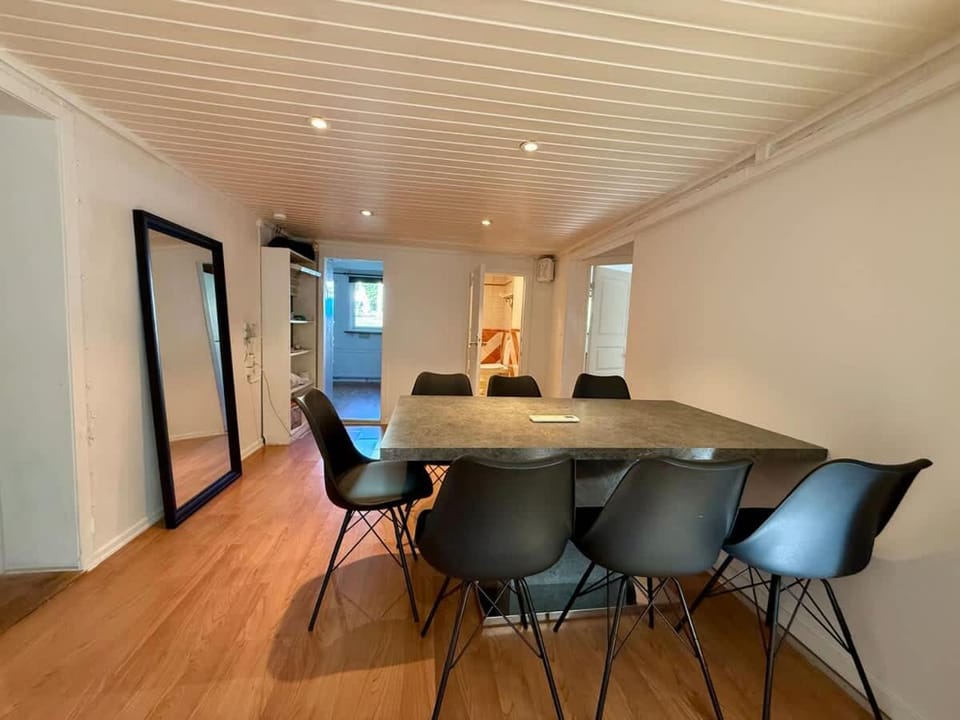 Workers Villa With 5 Bedrooms 2 Bathrooms Free Parking Near Volvo House in Gothenburg