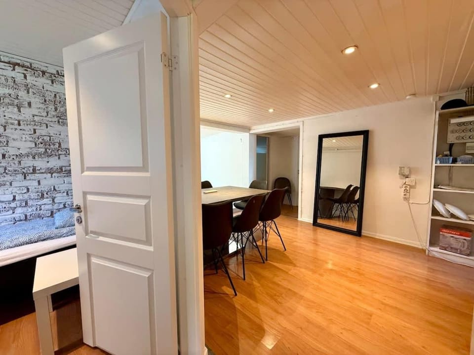 Workers Villa With 5 Bedrooms 2 Bathrooms Free Parking Near Volvo House in Gothenburg