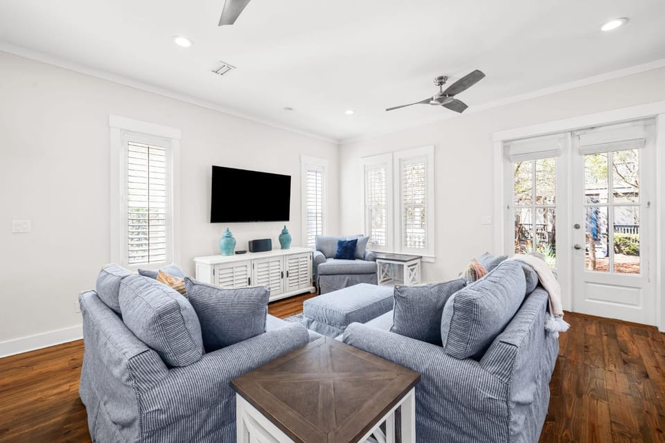 Patio, TV and multimedia, Living room, Family