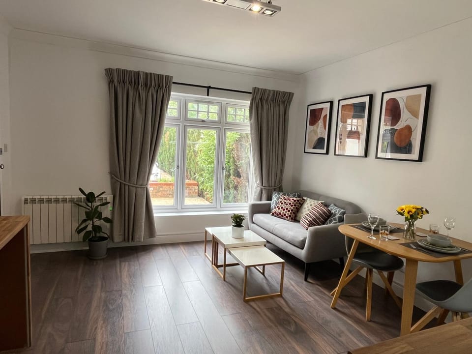 Modern 1BR - Free Parking - 5 Mins to Station Apartment in Bromley