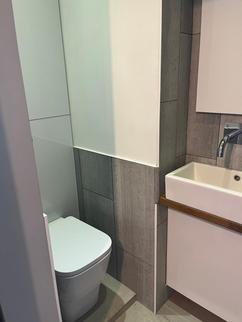 Modern 1BR - Free Parking - 5 Mins to Station Apartment in Bromley