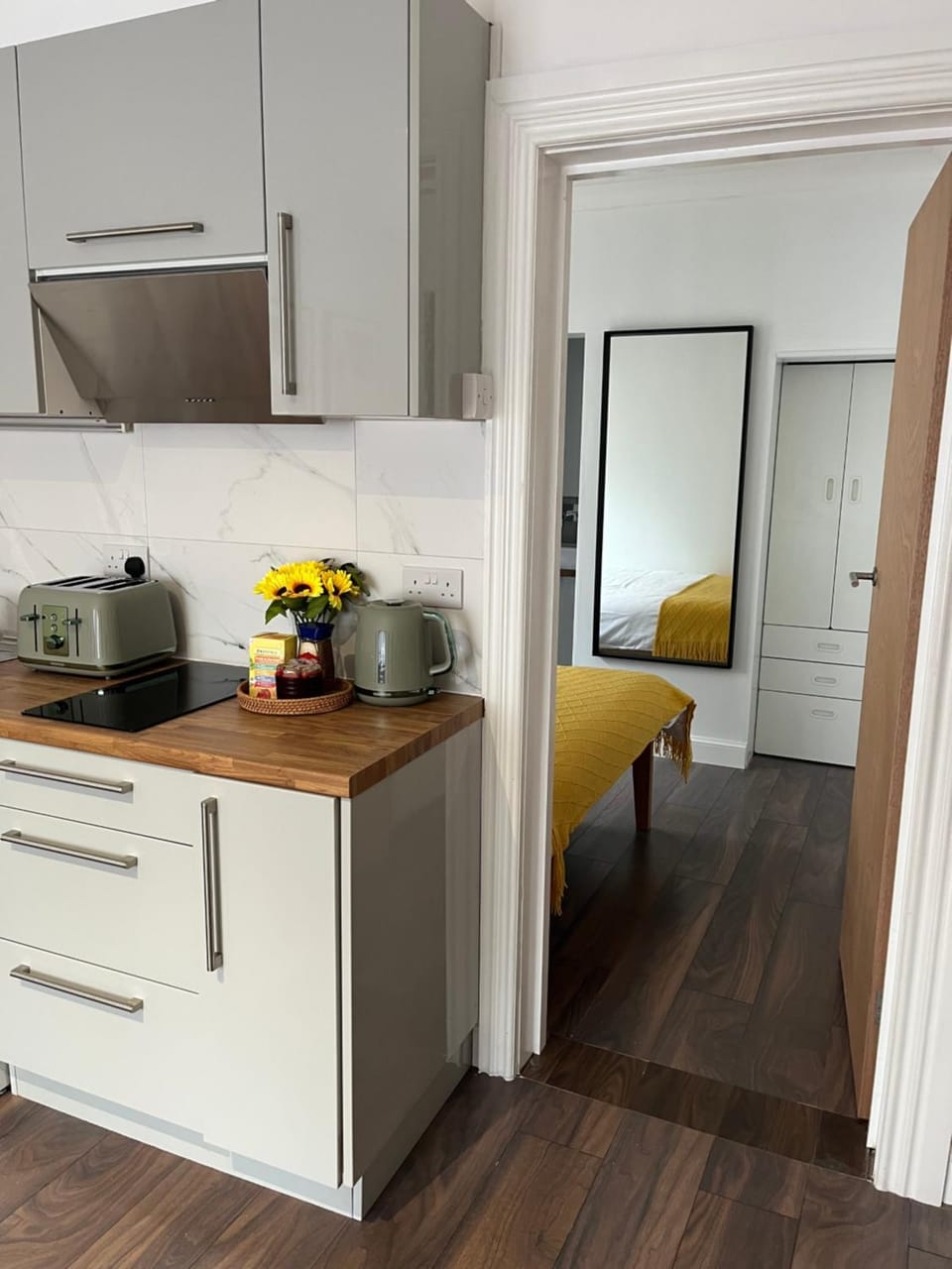 Modern 1BR - Free Parking - 5 Mins to Station Apartment in Bromley