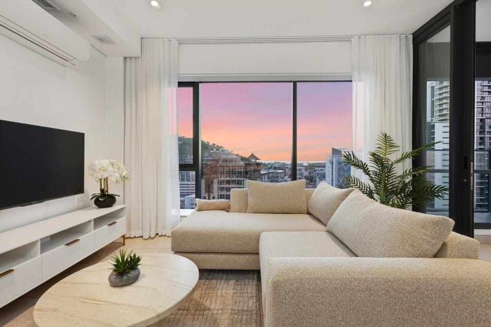 Skyline Escape | Rooftop Pool & BBQ | Parking Apartment in Cape Town