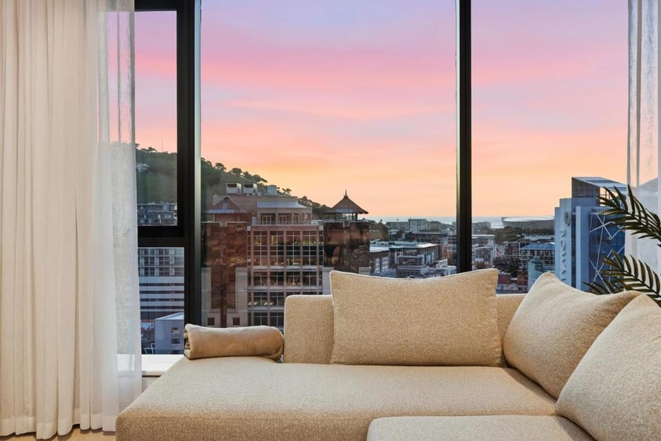 Skyline Escape | Rooftop Pool & BBQ | Parking Apartment in Cape Town