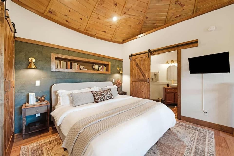 Farm Silo with Mountain Views & Hot Tub House in Chattanooga