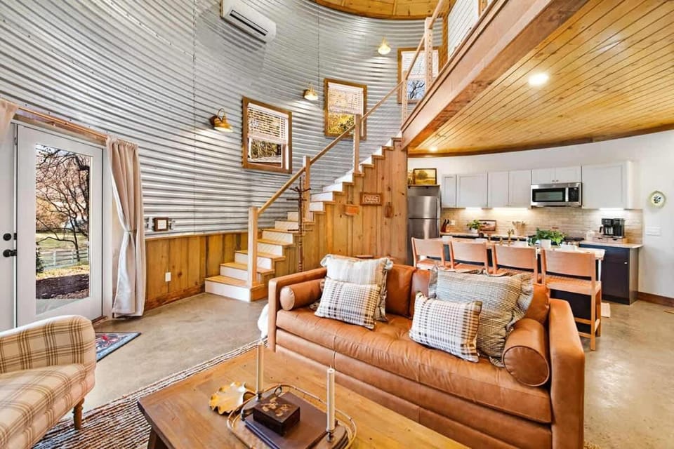 Farm Silo with Mountain Views & Hot Tub House in Chattanooga