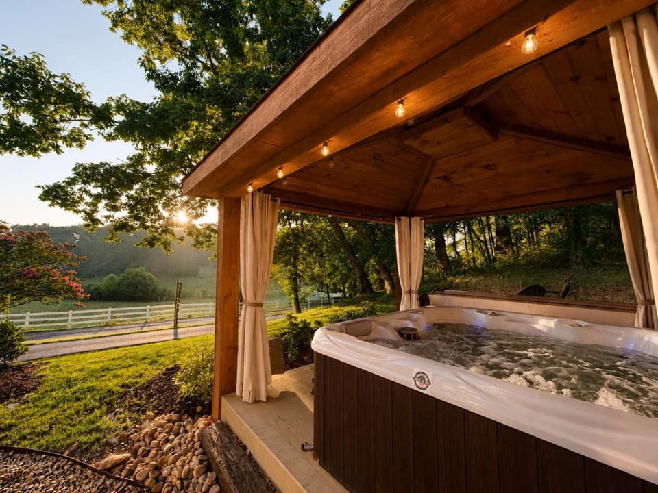 Farm Silo with Mountain Views & Hot Tub House in Chattanooga