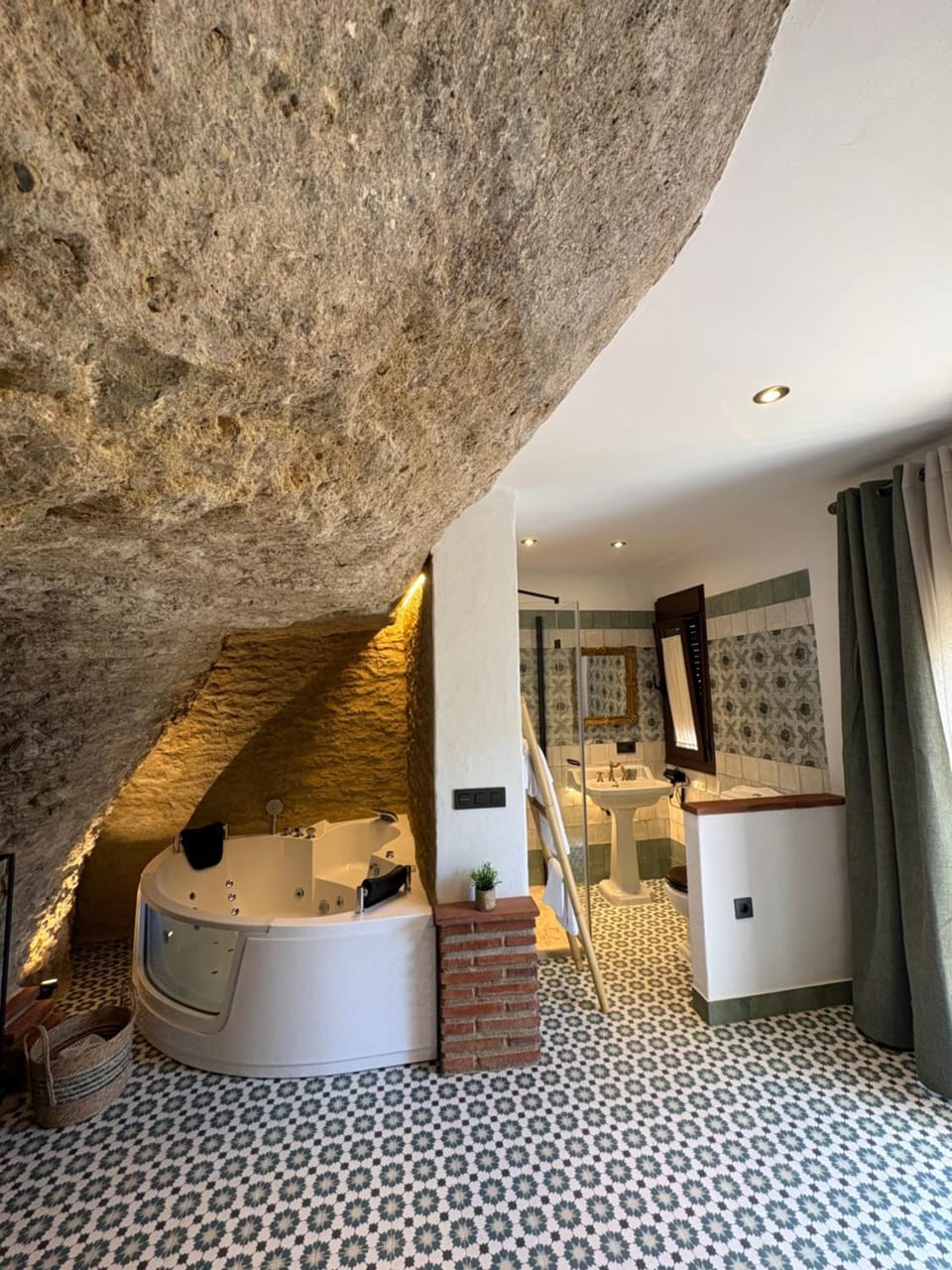Hot Tub, Bathroom