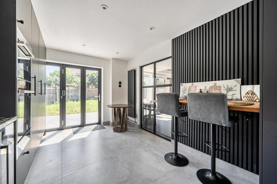 Aylesbury - Sleeps 6 - Parking - Central Location House in Aylesbury