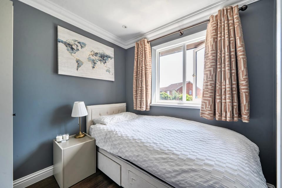 Aylesbury - Sleeps 6 - Parking - Central Location House in Aylesbury