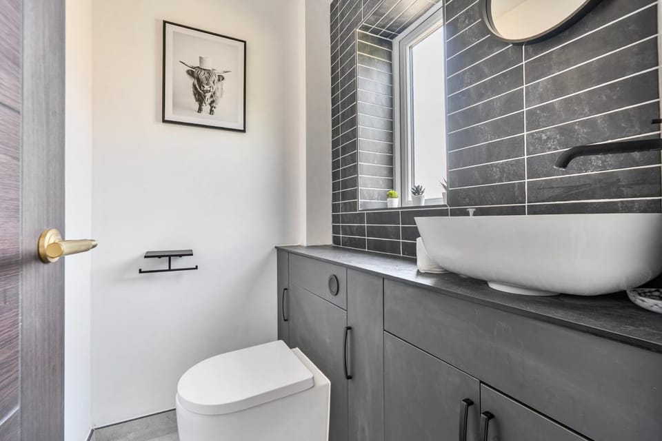 Aylesbury - Sleeps 6 - Parking - Central Location House in Aylesbury