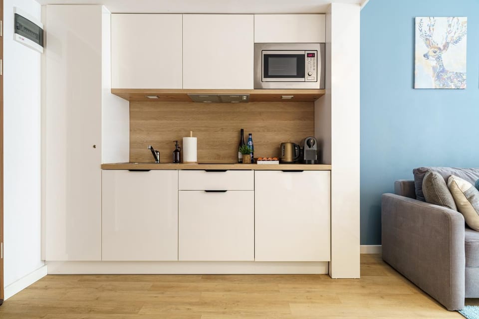 Coffee/tea facilities, Kitchen or kitchenette, stove