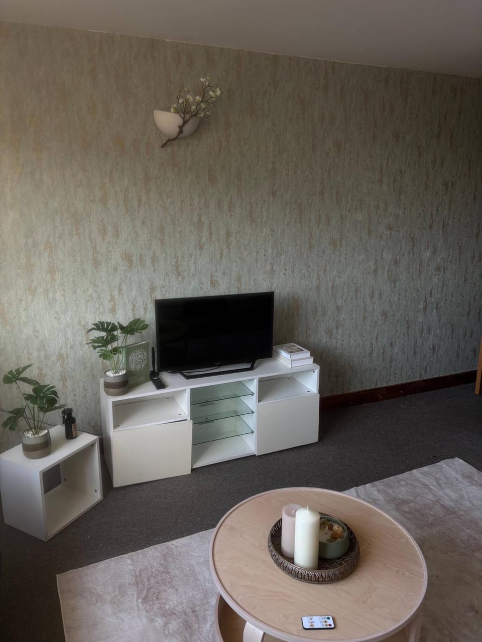 TV and multimedia, Living room, Decorative detail, Seating area