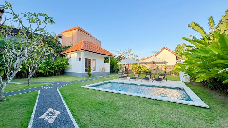 Property building, Day, Garden, Garden view, Pool view, Swimming pool, sunbed