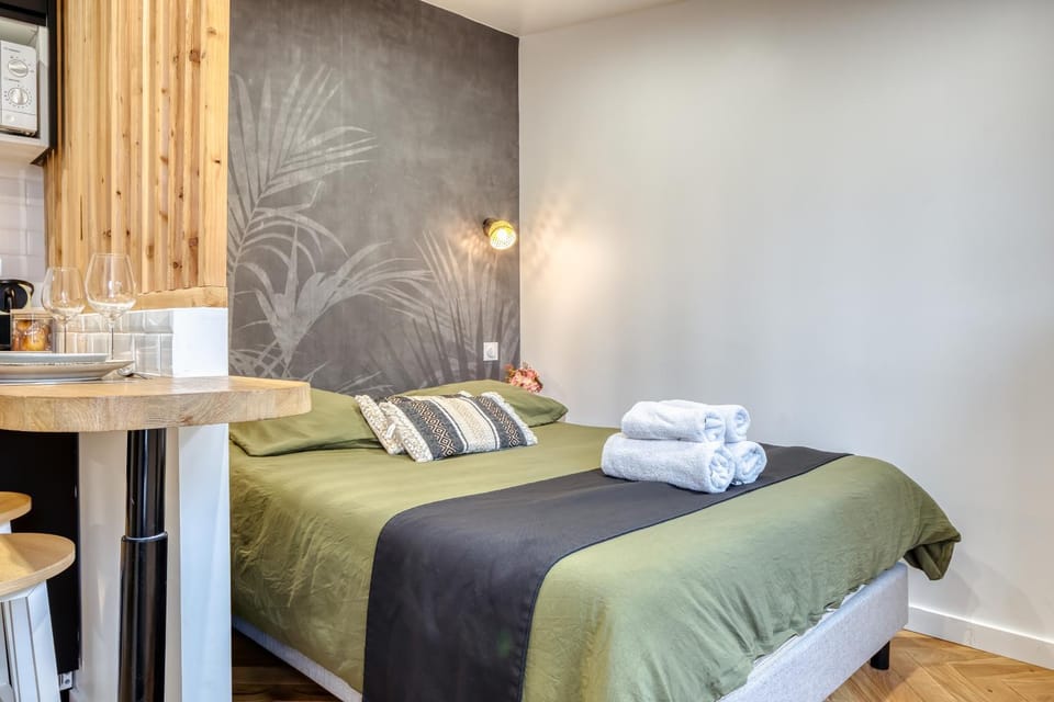 Bed, Photo of the whole room, Bedroom, towels