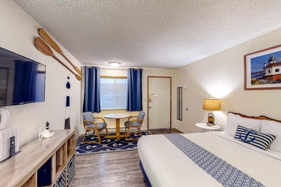 Retro beach room near downtown with fast WiFI - walk to shops & eateries Apartment in Oregon