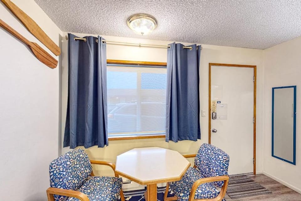 Retro beach room near downtown with fast WiFI - walk to shops & eateries Apartment in Oregon