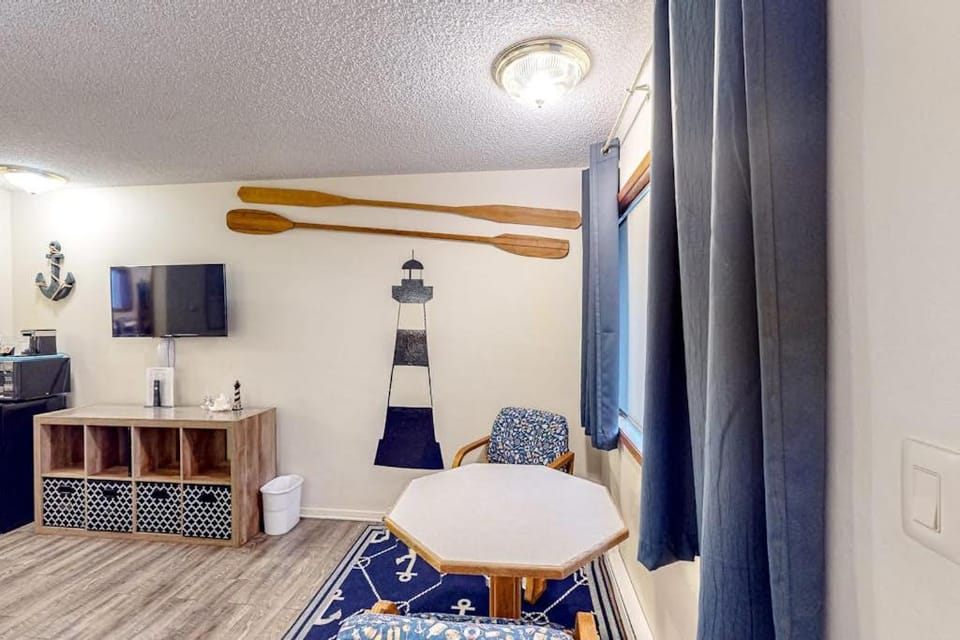 Retro beach room near downtown with fast WiFI - walk to shops & eateries Apartment in Oregon