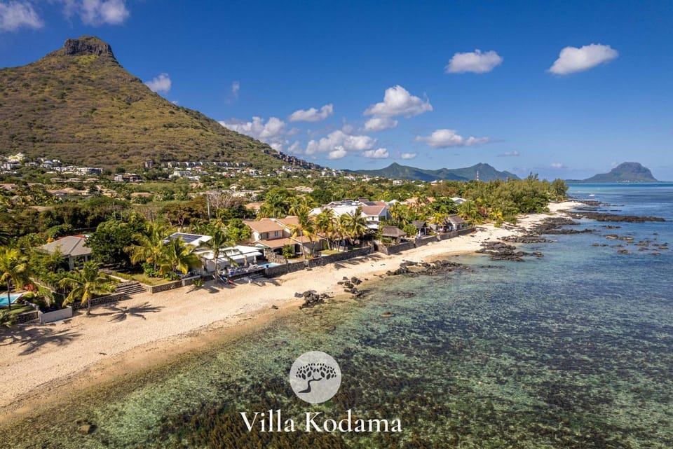 Villa Kodama - Beachfront Artist Retreat Villa in Rivière Noire District, Mauritius