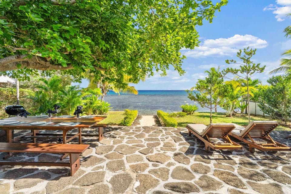 Villa Kodama - Beachfront Artist Retreat Villa in Rivière Noire District, Mauritius
