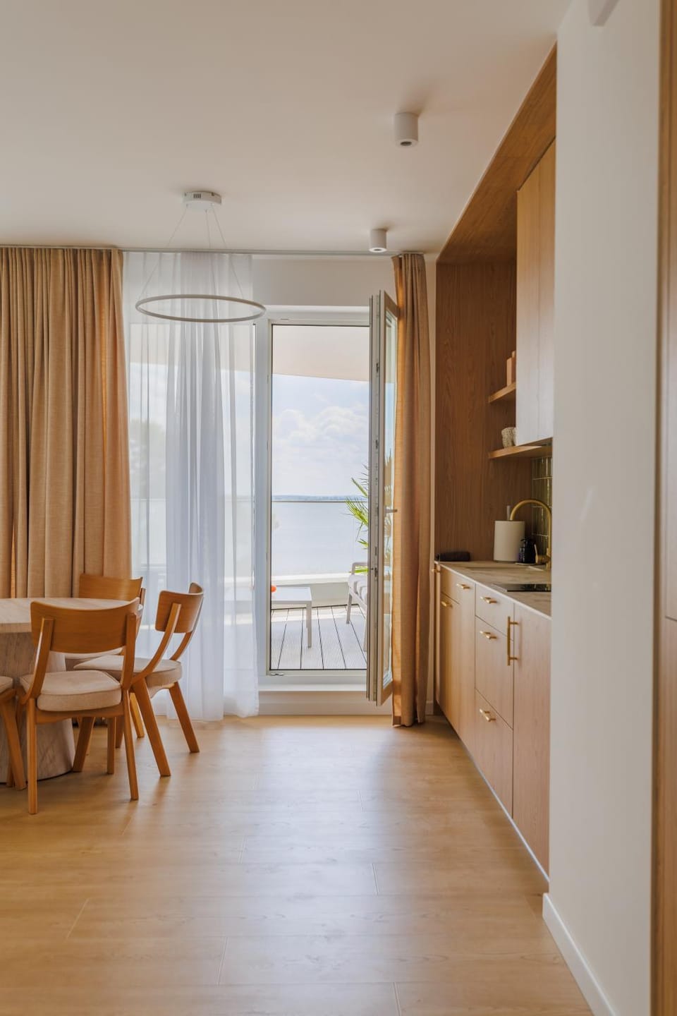 Kitchen or kitchenette, Dining area