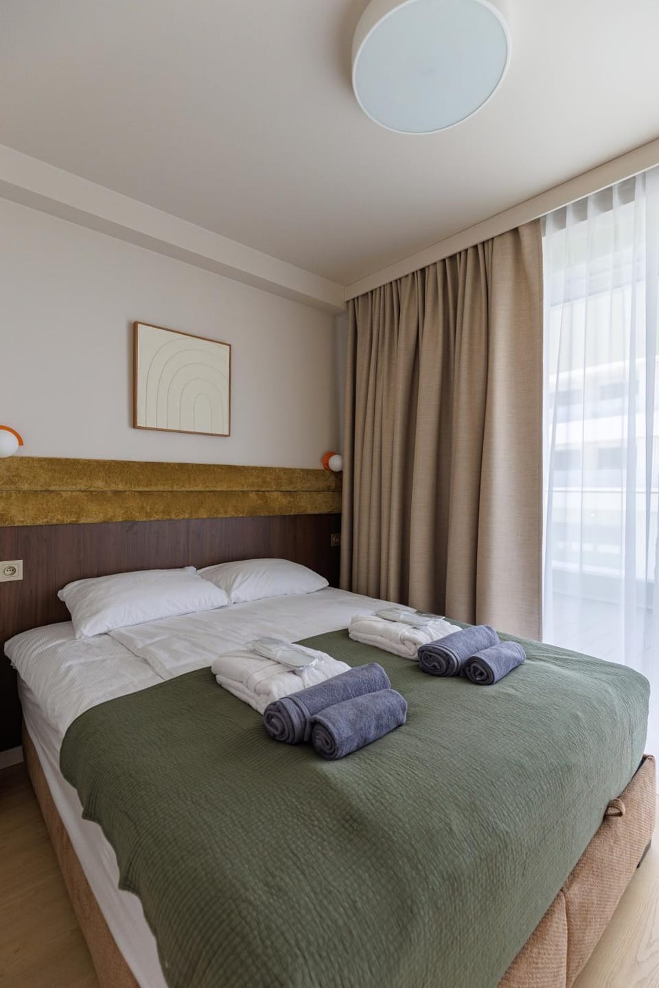 Bed, Bedroom, towels