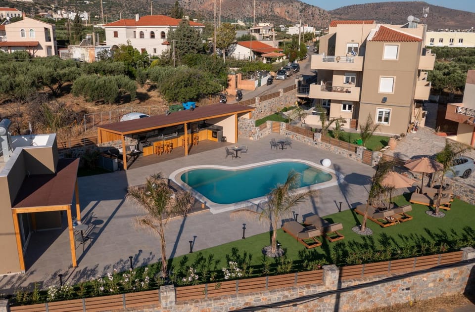 Property building, Neighbourhood, Natural landscape, Bird's eye view, Pool view, Swimming pool, Swimming pool, Location, sunbed