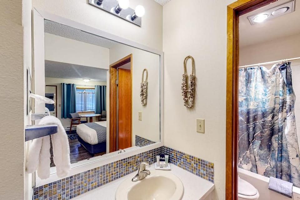 Retro beach hideaway with fast WiFI - walk to downtown attractions Apartment in Oregon