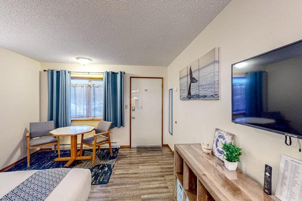 Retro beach hideaway with fast WiFI - walk to downtown attractions Apartment in Oregon