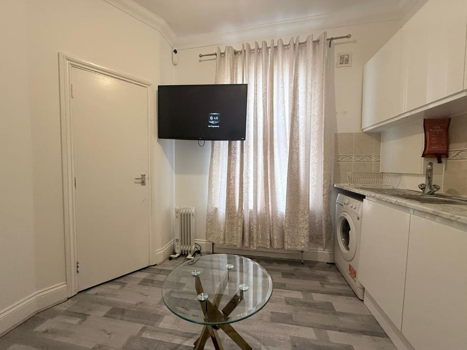 Compact Studio in West Kensington Apartment in City of Westminster