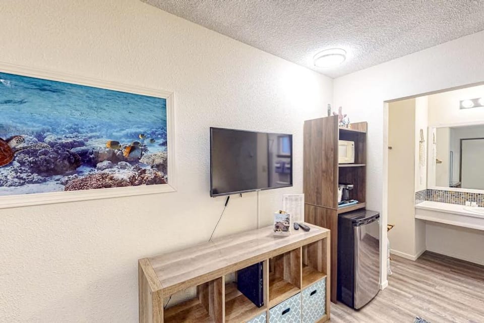 Retro-chic beach room with fast WiFI - walk to Old Town shops & eateries Apartment in Oregon