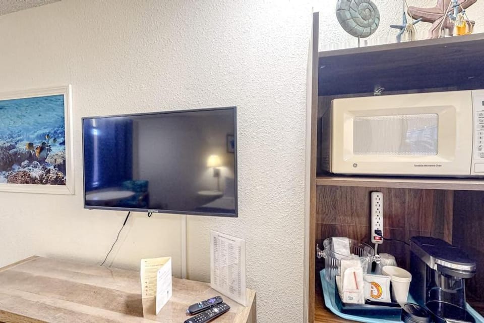 Retro-chic beach room with fast WiFI - walk to Old Town shops & eateries Apartment in Oregon