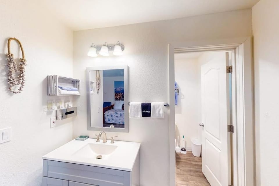 Retro-chic beach room with fast WiFI - walk to downtown shops & eateries Apartment in Oregon
