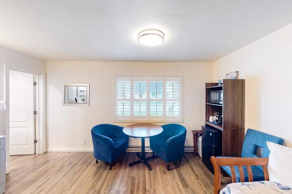 Retro-chic beach room with fast WiFI - walk to downtown shops & eateries Apartment in Oregon