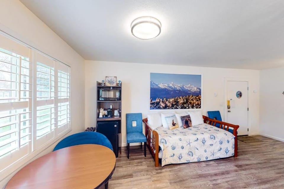 Retro-chic beach room with fast WiFI - walk to downtown shops & eateries Apartment in Oregon