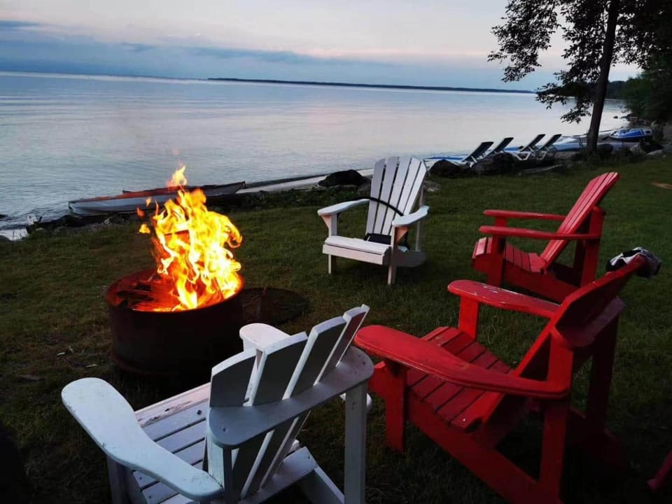 136 Birdie Simcoe Cottage private Beach, Kayak Chalet in Georgina
