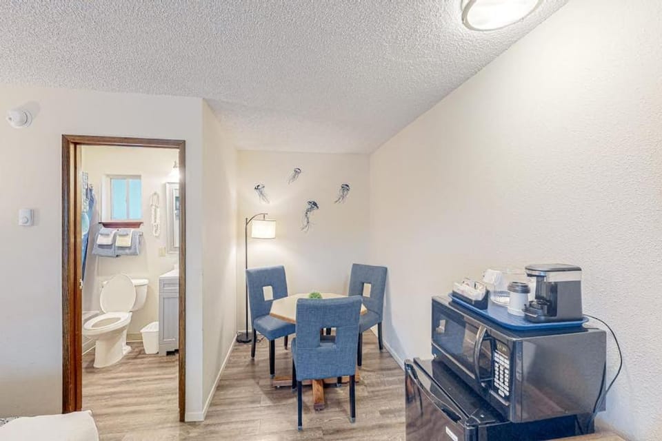 Retro-chic room near the beach with fast WiFI - walk to downtown hot spots Apartment in Oregon
