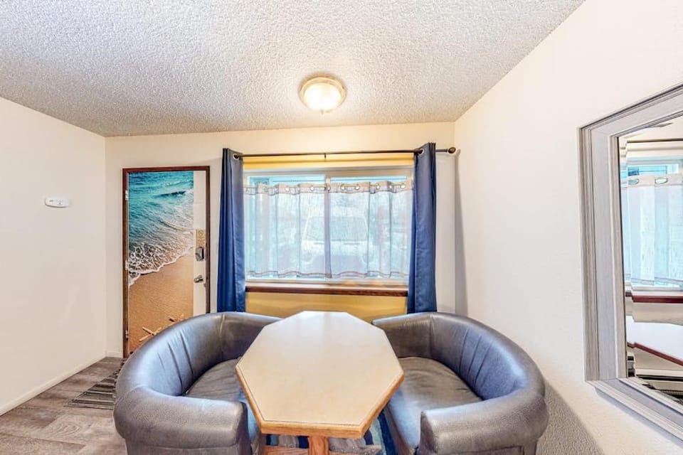Perfect beach room with fast WiFI - walk to Old Town shops & eateries Apartment in Oregon